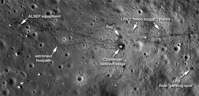Il sito di allunaggio e le tracce lasciate dagli astronauti della missione Apollo 17, fotografate con il Lunar Reconnaissance Orbiter (LRO) della NASA. 