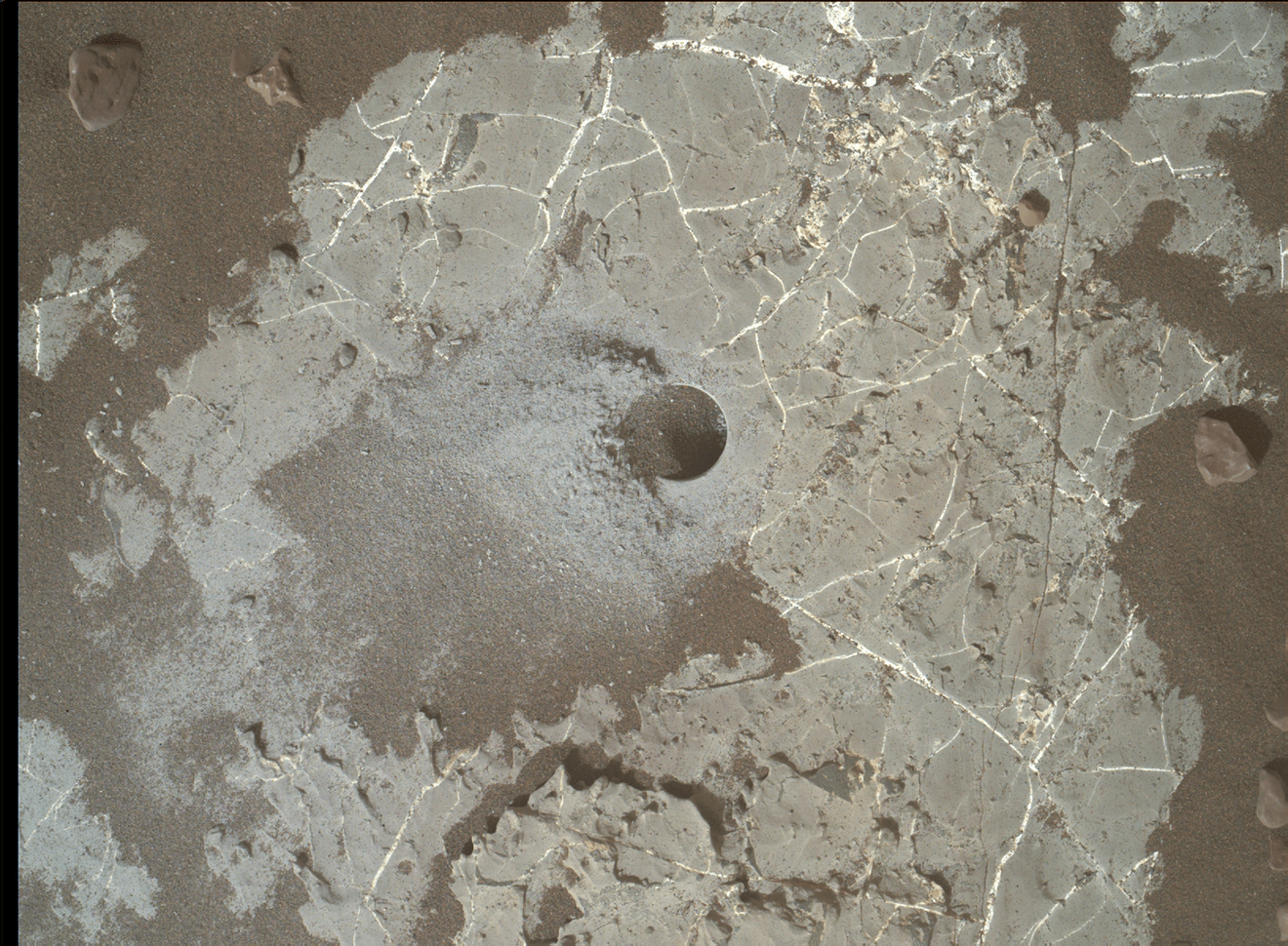 Un foro creato da Curiosity in una zona chiamata Vera Rubin Ridge all'interno del cratere Gale. Credits: NASA/JPL-Caltech/MSSS