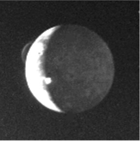 La foto scattata da Voyager 1 che permise la scoperta del vulcanesimo su Io (NASA)