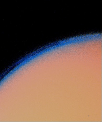 La spessa atmosfera di Titano ripresa da Voyager 1 nel 1980 (NASA)