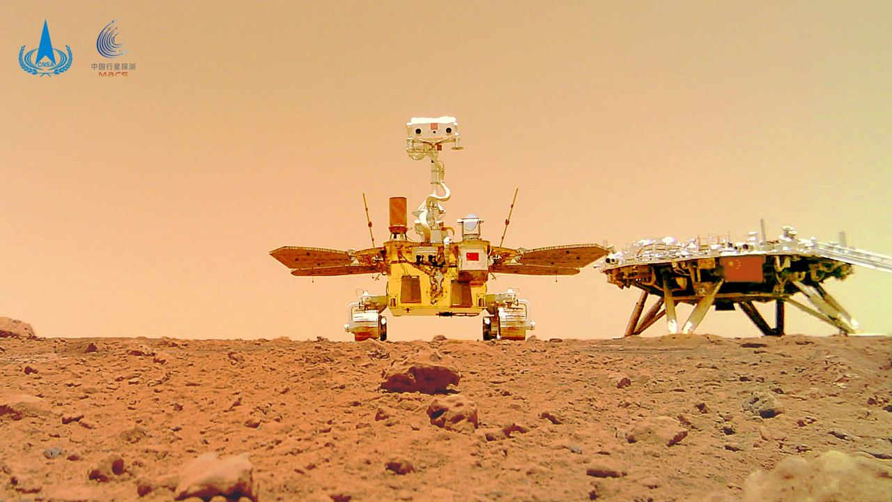 Il rover cinese Zhurong fotografato da una telecamera rilasciata sulla superficie. 