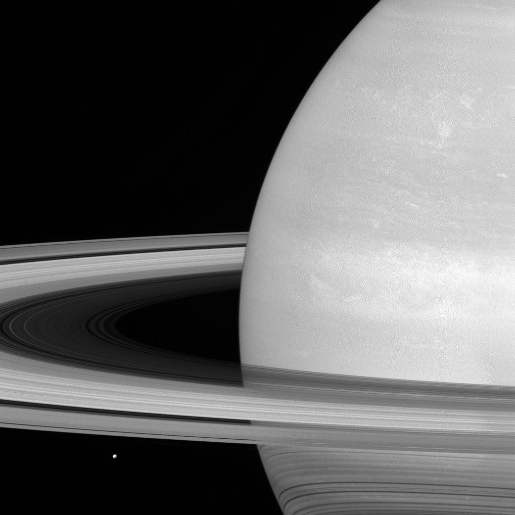 Mimas in confronto a Saturno e ai suoi anelli
