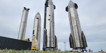 Il parcheggio di Starbase, con il Booster BN5, e le Starship 21, 15 e 16. Credits: Cosmic Perspective.