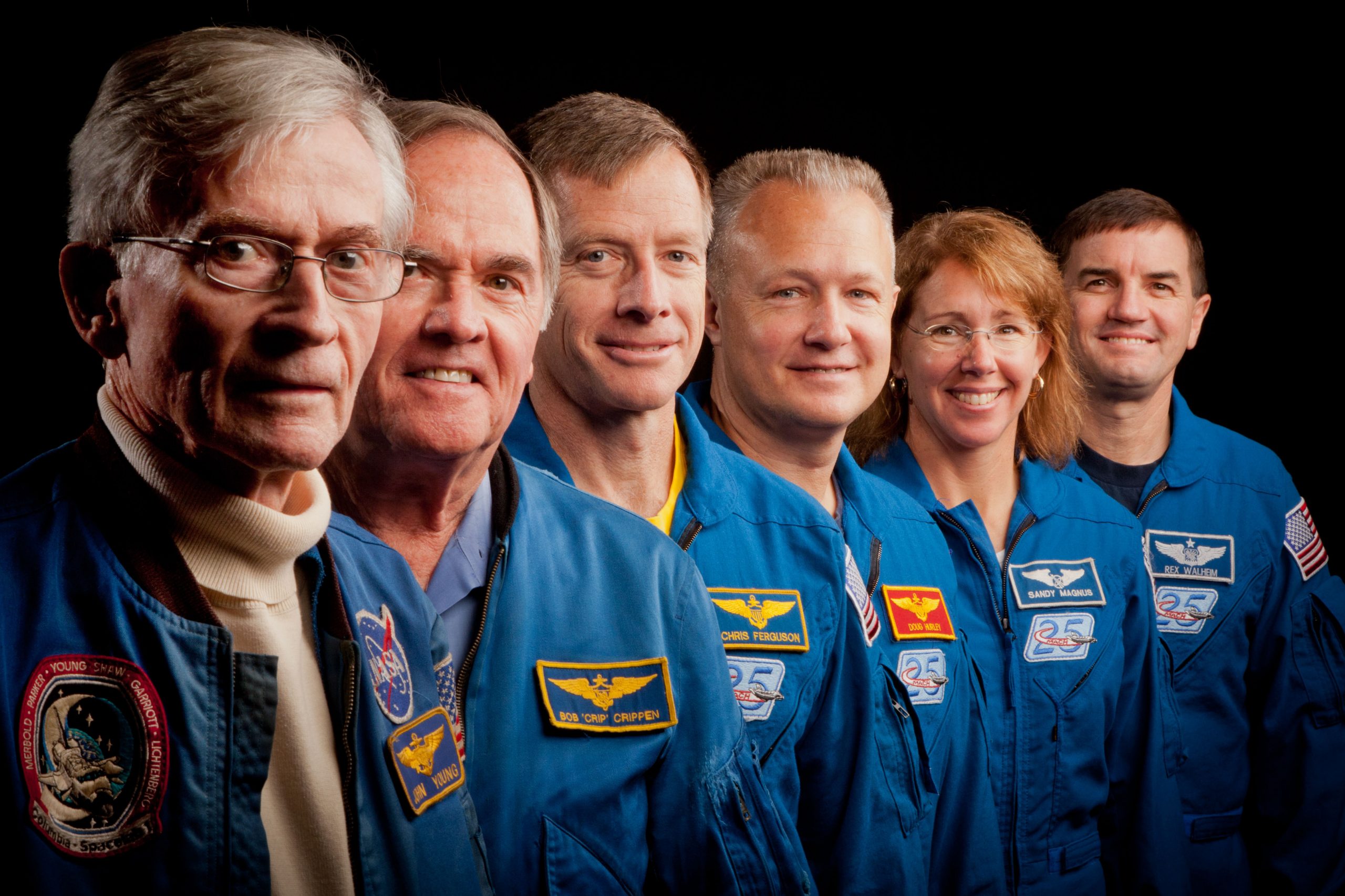 Gli astronauti della prima missione dello Shuttle e dell'ultima. Da sinistra: John Young e Robert Crippen di STS-1; Chris Ferguson; Doug Hurley; Sandy Magnus e Rex Walheim di STS-135. Credits: NASA Photo / Houston Chronicle, Smiley N. Pool )