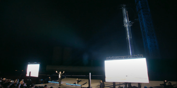 Elon Musk sul palco davanti a Starship all'inizio della presentazione