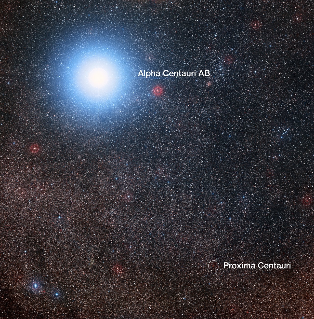 Una immagine di Alpha Centauri AB, e in basso di Alpha Centauri, la nana rossa più vicina alla Terra. La luce blu intorno a Alpha Centauri AB è dovuta al processo fotografico. La stella appare infatti gialla come il nostro sole. Credits: igitized Sky Survey 2
