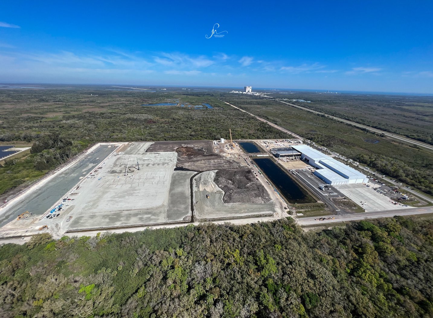 Il nuovo cantiere di SpaceX in Florida. Sullo sfondo il VAB della NASA. Credits: Greg Scott. 