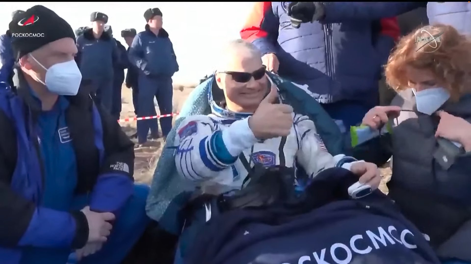 Mark Vande Hei appena estratto dalla Soyuz. 