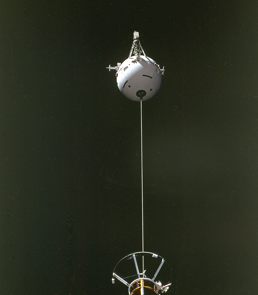 Il rilascio del satellite TSS-1 durante la missione STS-46
