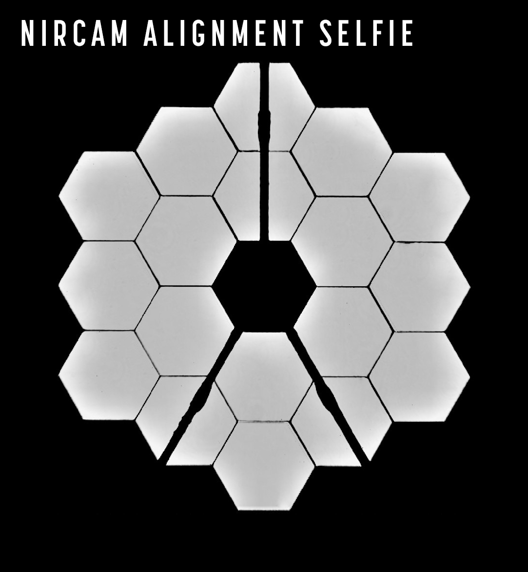 Un selfie dello specchio primario del James Webb. Questo immagine è realizzata grazie ad una lente all'interno della NIRCam, usata appositamente per elaborare immagini dello specchio primario.