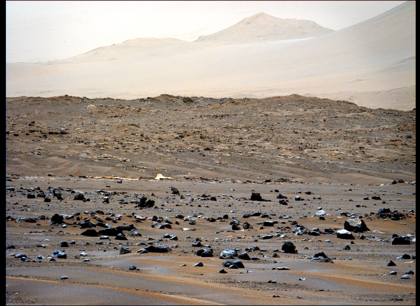 Il paracadute di Perseverance, incontrato nuovamente dal rover durante il suo tragitto verso il Delta. Foto scattata il 6 aprile dopo 401 giorni marziani. Credits: NASA/JPL-Caltech/ASU/MSSS