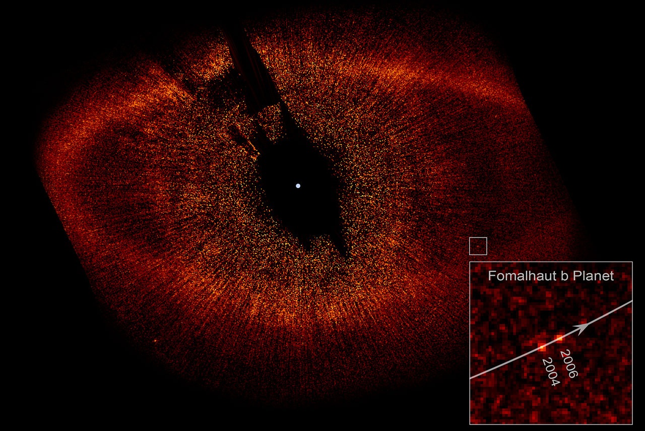 Immagine scattata da Hubble dell'esopianeta Fomalhaut b, evidenziato nel riquadro in basso a destra. L'esopianeta si muove attorno alla stella Fomalhaut (in bianco al centro) e compie un'orbita in 872 anni. Le due immagini dell'esopianeta, i due puntini rossi nel riquadro, sono state scattate nel 2004 e 2006. Credits: NASA, ESA and P. Kalas (University of California, Berkeley, USA)