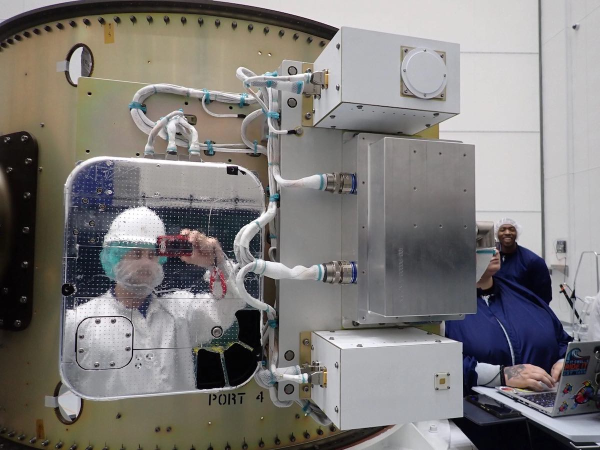 L'esperimento Outpost Mars Demonstration 1 montato sulla cima del dispenser centrale del Falcon 9. Credits: Nanoracks