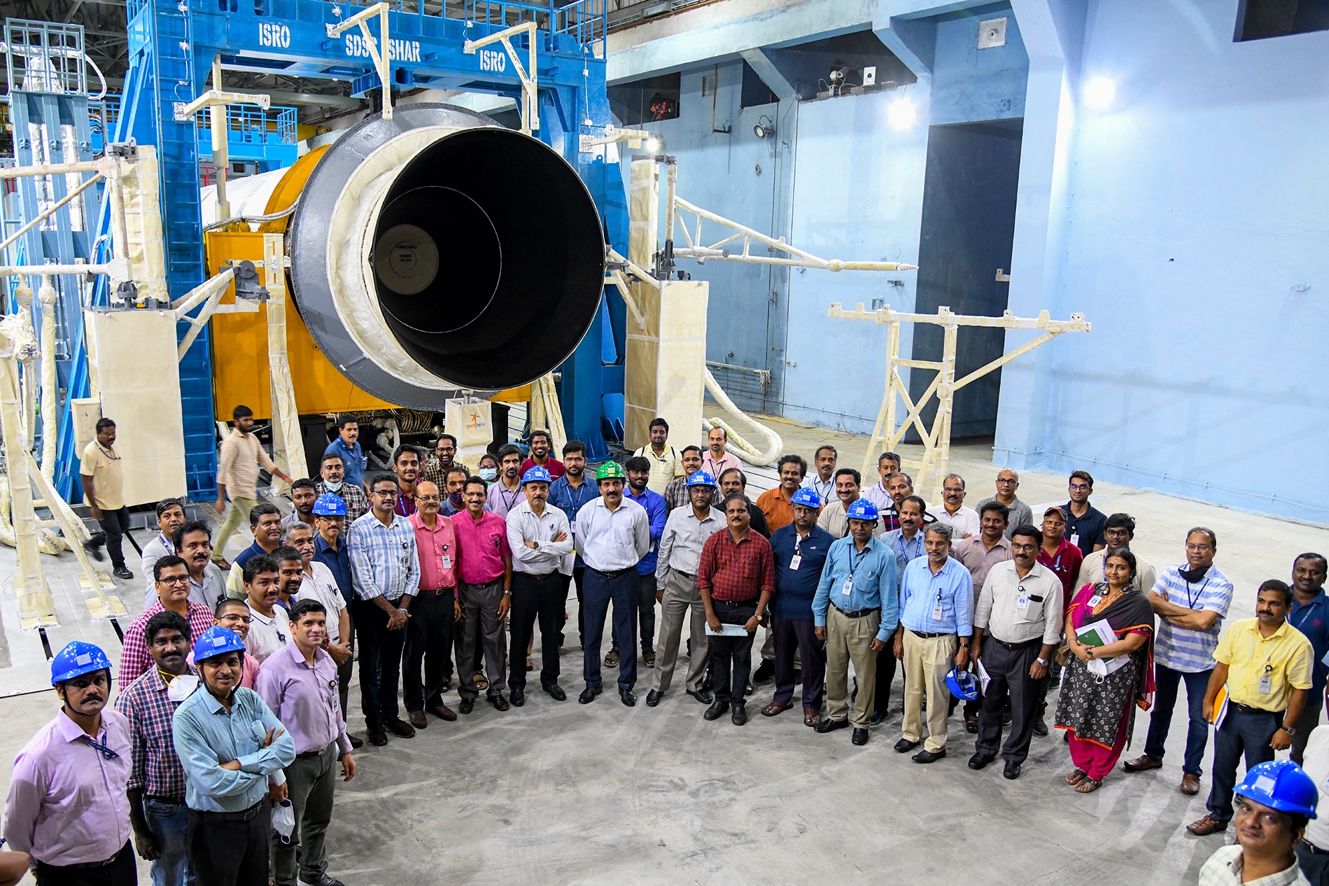 I tecnici dell'ISRO con il booster HS200. Credits: ISRO.
