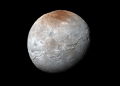 Una fotografia ad alta risoluzione di Caronte, la luna più grande di Plutone, elaborata dai dati raccolti dagli strumenti della sonda New Horizon. Crediti: NASA / Johns Hopkins APL / SwRI