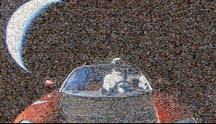 Il mosaico di Tesla a bordo del Falcon 9 della missione Danuri. 