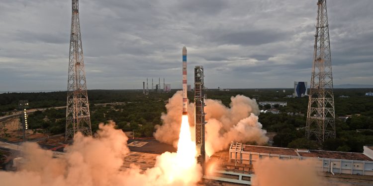 L’India ha lanciato un nuovo piccolo vettore a propellente solido