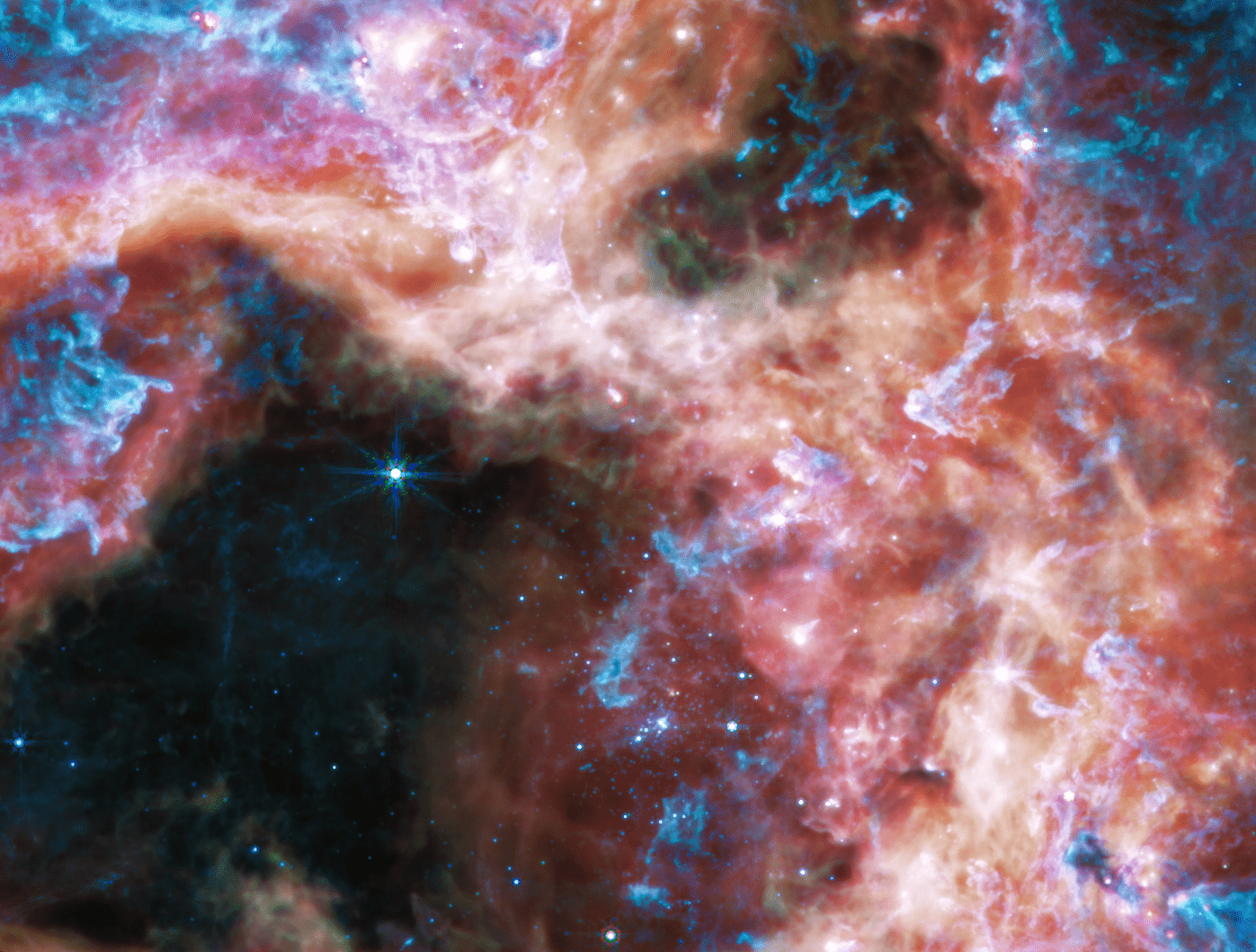 A lunghezze d'onda più elevate, catturate dal Mid-InfraRed Instrument (MIRI), Webb si concentra sull'area che circonda l'ammasso stellare centrale e svela una visione molto diversa della nebulosa Tarantola. Credits: NASA, ESA, CSA, STScI, Webb ERO