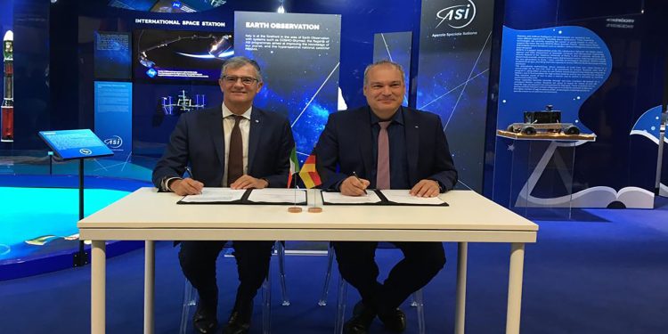Giorgio Saccoccia, presidente dell'ASI e Walther Pelzer, direttore dell'Agenzia Spaziale Tedesca del DLR, alla firma dell'accordo allo IAC2022. Credits: ASI