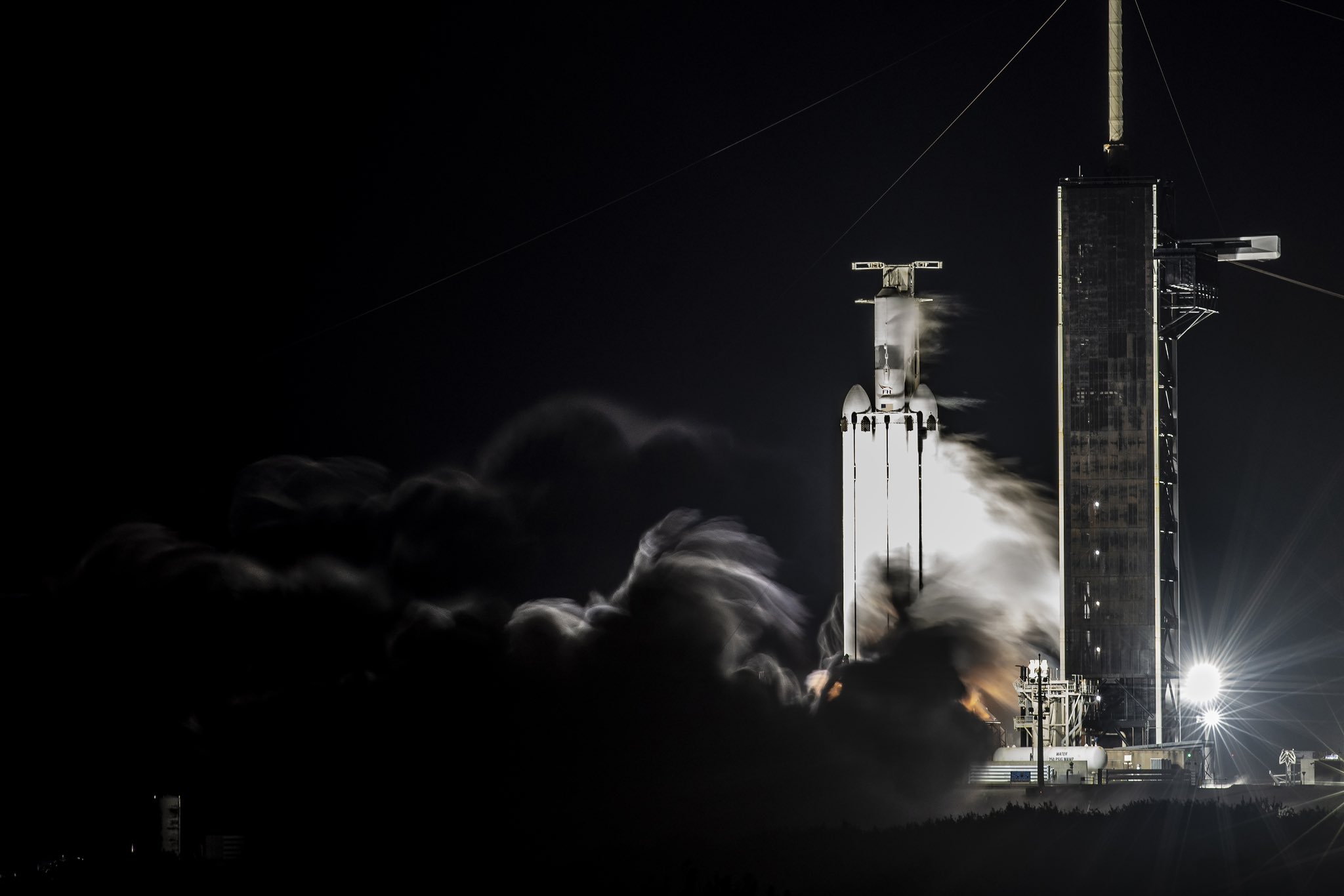 Lo static fire del Falcon Heavy per la missione USSF-44, eseguito il 28 ottobre senza il fairing con il payload. credits: SpaceX