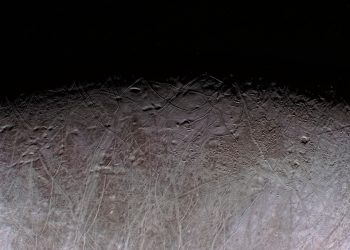 La superficie di Europa fotografata dalla sonda Juno. Credits: NASA/JPL-Caltech/SwRI/MSSS/AndreaLuck © CC BY