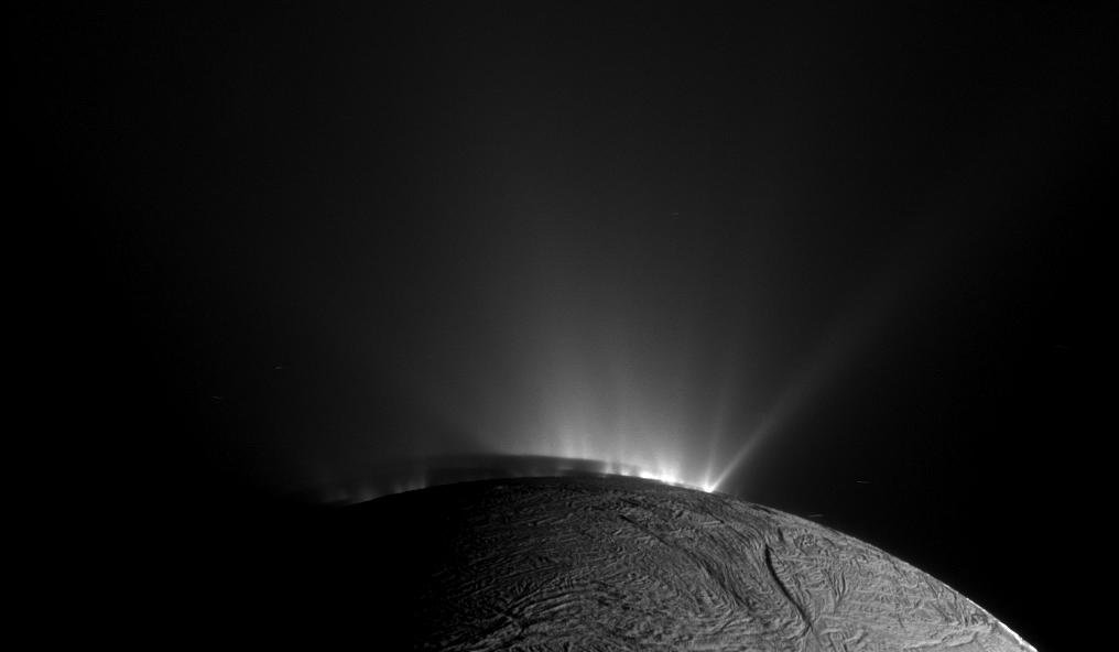 Pennacchio d'acqua su Encelado