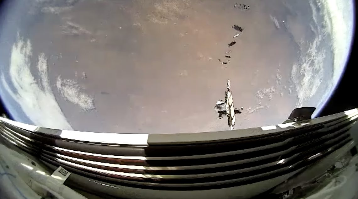 Una foto del rilascio dei satelliti Starlink, scattata da un altro satellite Starlink.