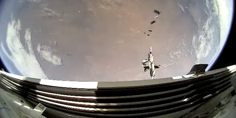 Una foto del rilascio dei satelliti Starlink, scattata da un altro satellite Starlink.