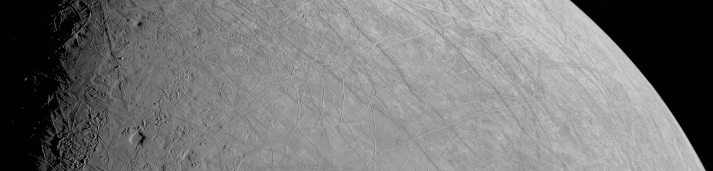 La prima immagine della JunoCam scattata alla superficie di Europa durante il Flyby. Credits: Credits: NASA/JPL-Caltech/SWRI/MSSS