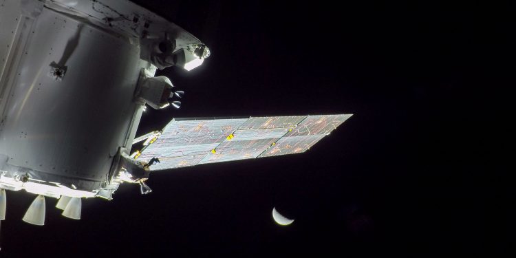 La capsula Orion e la Luna, fotografata a circa 70 mila km di distanza, subito dopo la manovra d'inserzione in orbita DRO. Credits: NASA
