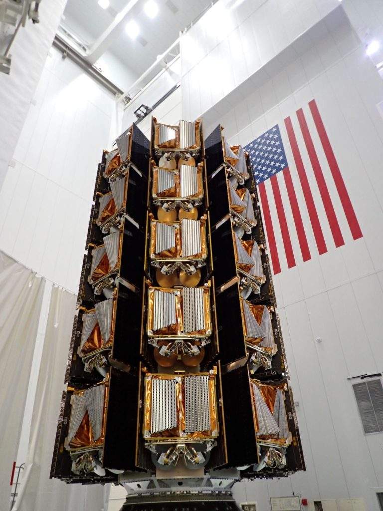 I satelliti OneWeb poco prima del lancio con il Falcon 9. 