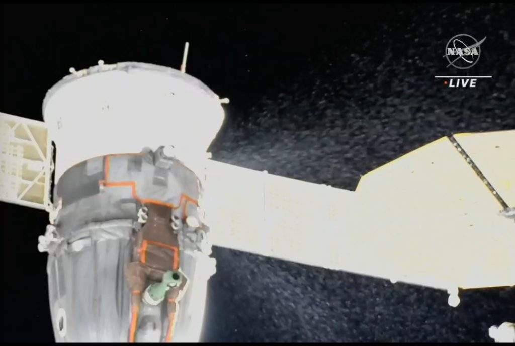 La prima perdita di refrigerante della Soyuz MS-22 ripresa dalla ISS.