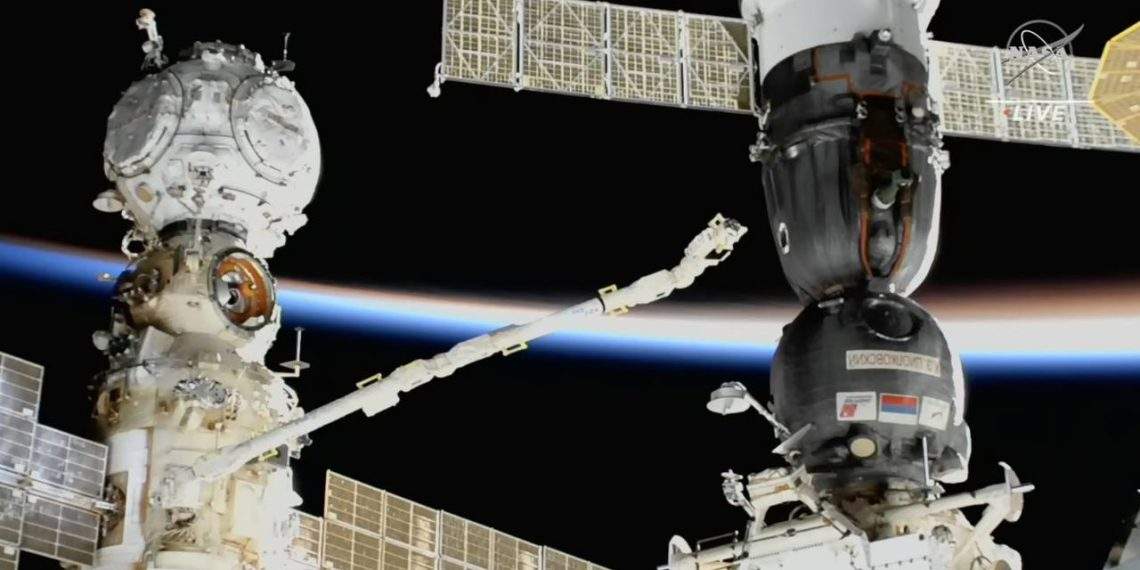 Il braccio robotico ERA esteso per visualizzare la perdita sulla Soyuz.