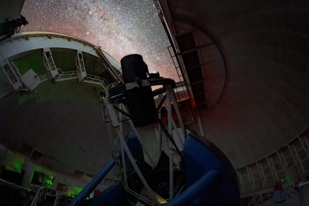 Il Dark Energy Spectroscopic Instrument (DESI) mentre effettua osservazioni del cielo notturno tramite il telescopio di 4 metri Nicholas U. Mayall al Kitt Peak National Observatory in Arizona.Credits: KPNO/NOIRLab/NSF/AURA/T. Slovinský