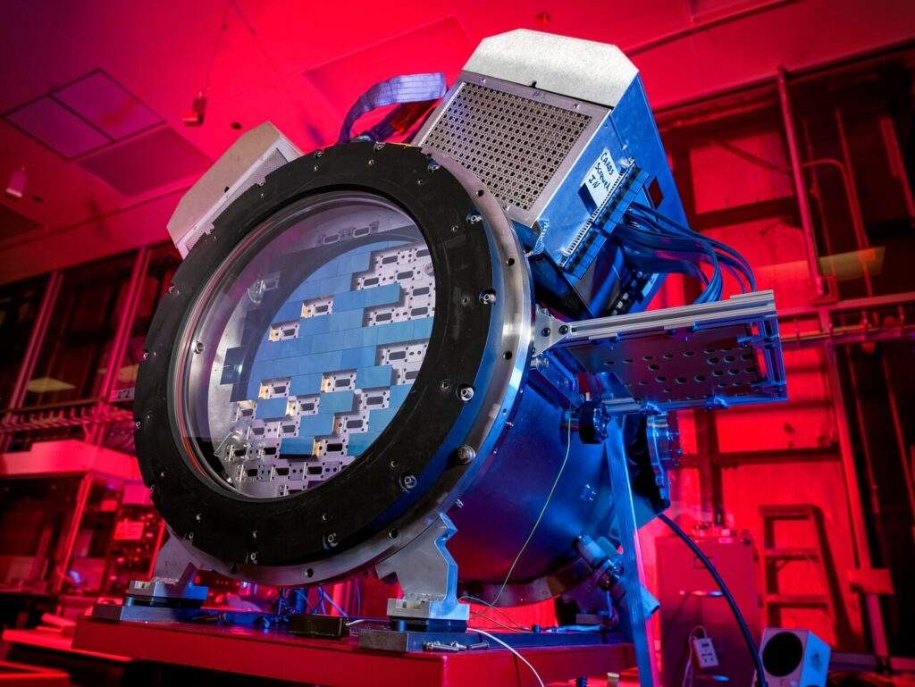 Close-up della Dark Energy Survey camera (DECam) durante il suo assemblaggio presso camera bianca SiDet. La Dark Energy Camera è stata progettata specificamente per il Dark Energy Survey. È stata finanziata dal Dipartimento dell'Energia (DOE) ed è stata costruita e testata presso il Fermilab del DOE.Credits: DOE/FNAL/DECam/R. Hahn/CTIO/NOIRLab/NSF/AURA