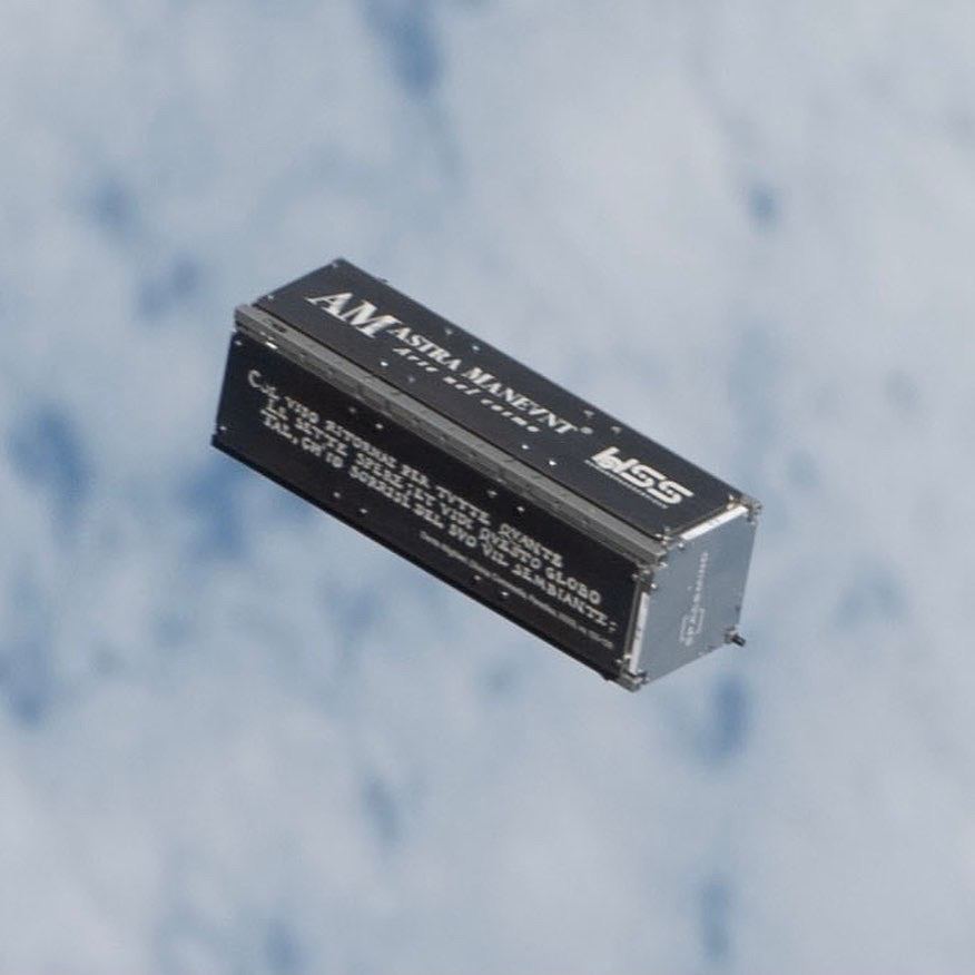 Il satellite DanteSat poco dopo il rilascio. Nell'immagine si vede inciso su un lato, parte del canto XXII del Paradiso: Col viso ritornai per tutte quante le sette spere, e vidi questo globo tal, ch'io sorrisi del suo vil sembiante. Credits: NASA/Spacemind