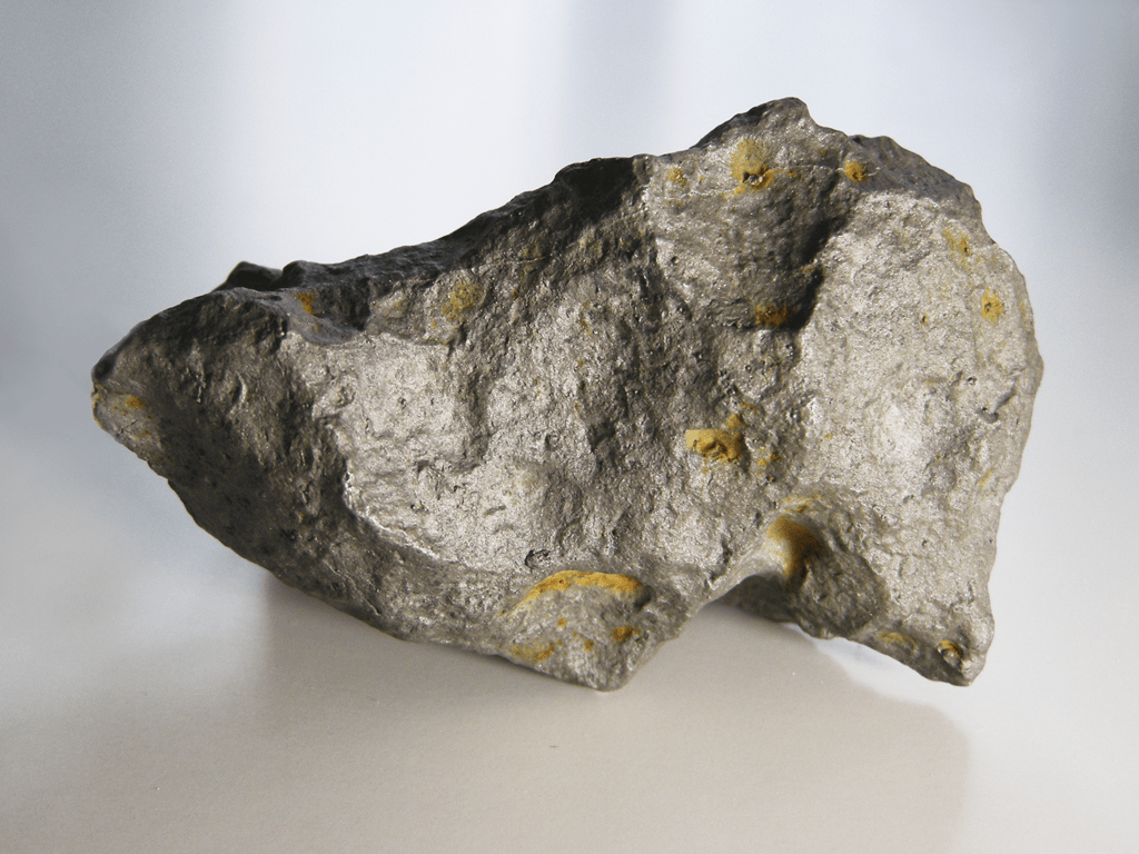 Uno dei meteoriti del Campo Del Cielo. Si tratta di un gruppo numeroso di meteoriti ferrosi trovati in Argentina, poco lontano da Buenos Aires. La zona è cesellata da crateri di diverse dimensioni. Si è stimato che essi risalgano a 4000-5000 anni fa.Credits: ESA