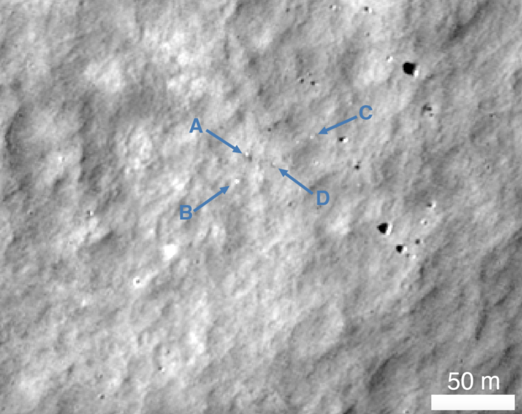 Cambiamento del sito d'impatto del lander giapponese di ispace. Le quattro frecce indicano l'impatto di alcuni detriti. Credits: NASA/GSFC/Arizona State University