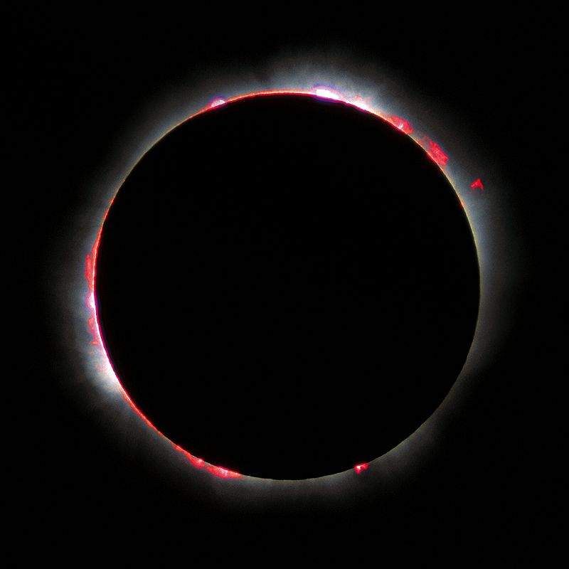 La cromosfera è un sottile strato dell'atmosfera del Sole situato subito sopra la fotosfera. Ha uno spessore di circa 2000 km e una temperatura media di 10000 K. Questa immagine è stata scattata dalla Francia durante l'eclissi solare totale del 1999. Credits: I, Luc Viatour