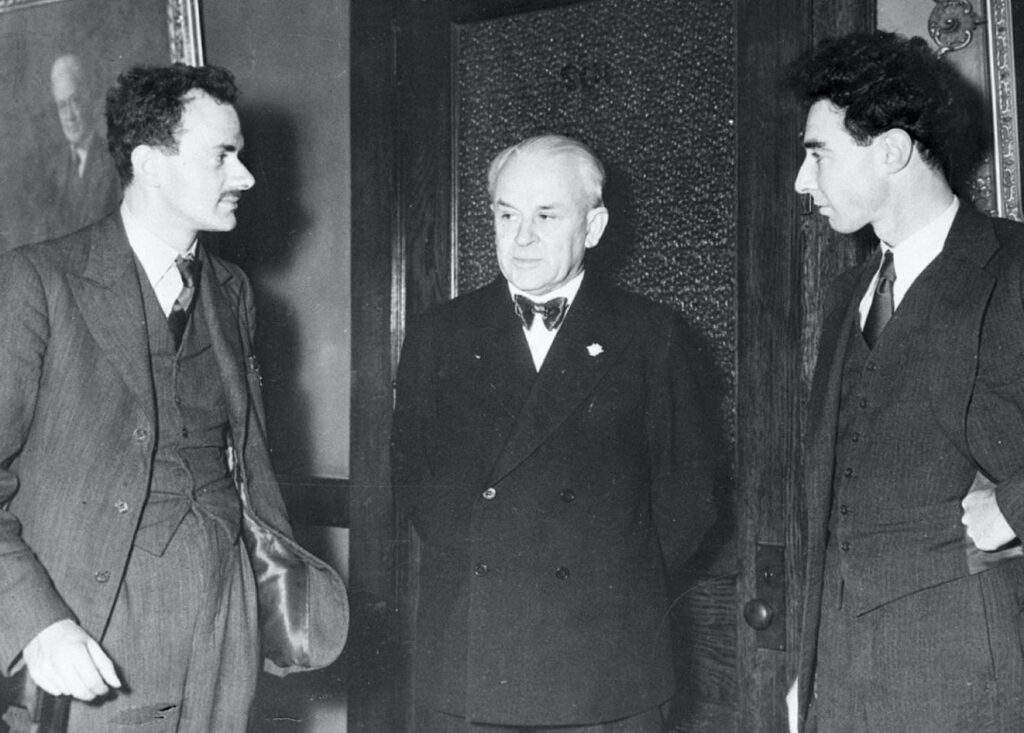 I fisici Paul Dirac (1902–1984), Robert A. Millikan (1868–1953) e Oppenheimer, nel 1935.