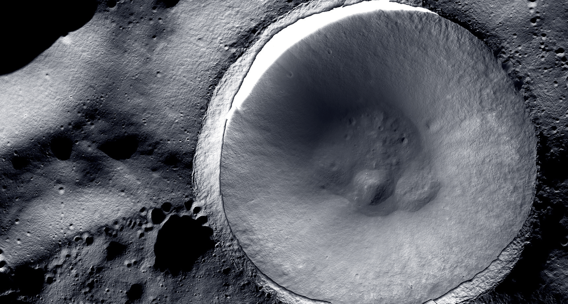 Uno zoom del cratere Shackleton in una immagine realizzata combinando la fotocamera della sonda LRO e quella della sonda Danuri. Credits: NASA