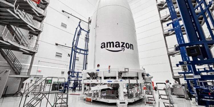 Il Fairing dell'Atlas V con a bordo i primi due satelliti Kuiper. Credits: Amazon.