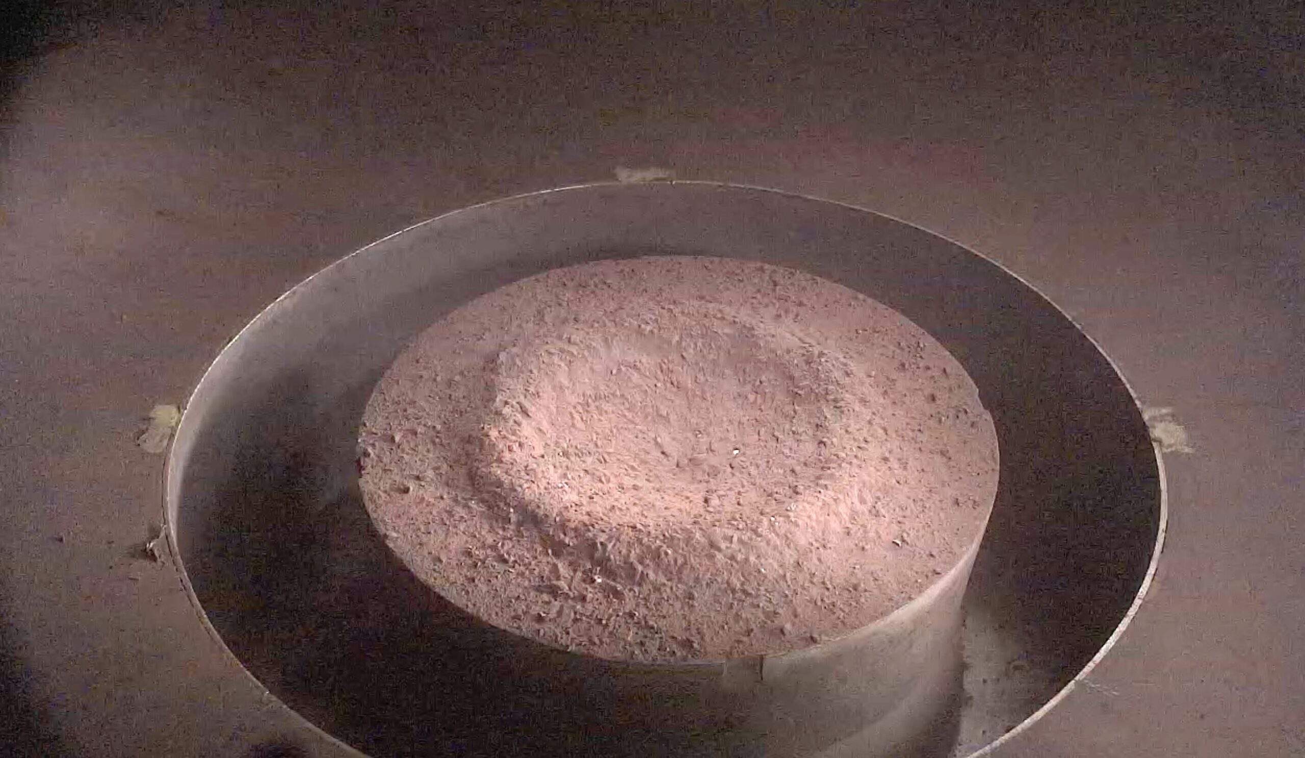 Un cratere da impatto creato dopo l'esperimento presso l'Ames Vertical Gun Range della NASA. Credits: NASA / Johns Hopkins University Applied Physics Laboratory.