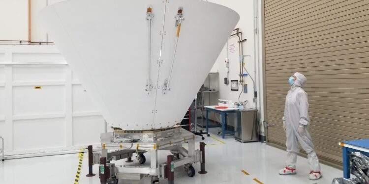 Sara Susca, vice responsabile del carico utile per la missione SPHEREx della NASA, alza lo sguardo verso uno degli coni concentrici che proteggono il telescopio dalla luce e dal calore. Credits: NASA/JPL-Caltech