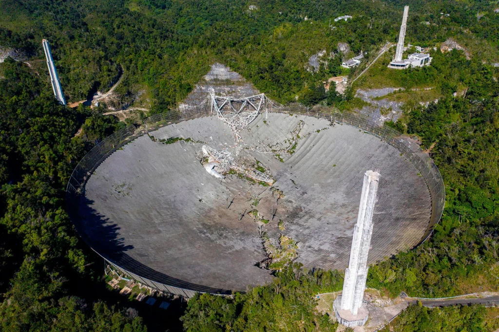 Una vista aerea di Arecibo subito dopo il crollo della cupola riflettente nel dicembre 2020. 