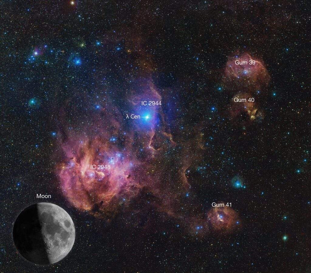 La nebulosa Running Chicken in un mosaico di 1.5 miliardi di pixel ottenuto con il VLT Survey Telescope (VST) dell'ESO. Le note indicano le componenti visibili e, per confronto, la dimensione della Luna. Credits: ESO/VPHAS+