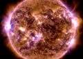 Il Solar Dynamics Observatory della NASA ha catturato questa immagine di un brillamento solare (all'estrema sinistra) il 31 dicembre 2023. L'immagine mostra un sottoinsieme di luce ultravioletta estrema che evidenzia il materiale estremamente caldo nei brillamenti, che è colorato in giallo e arancione. Credits: NASA/SDO