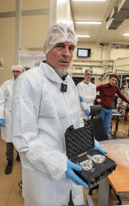 Ernesto Palomba (INAF IAPS Roma) con la scatola contenente i grani dell'asteroide Ryugu. Credits: INFN LNF