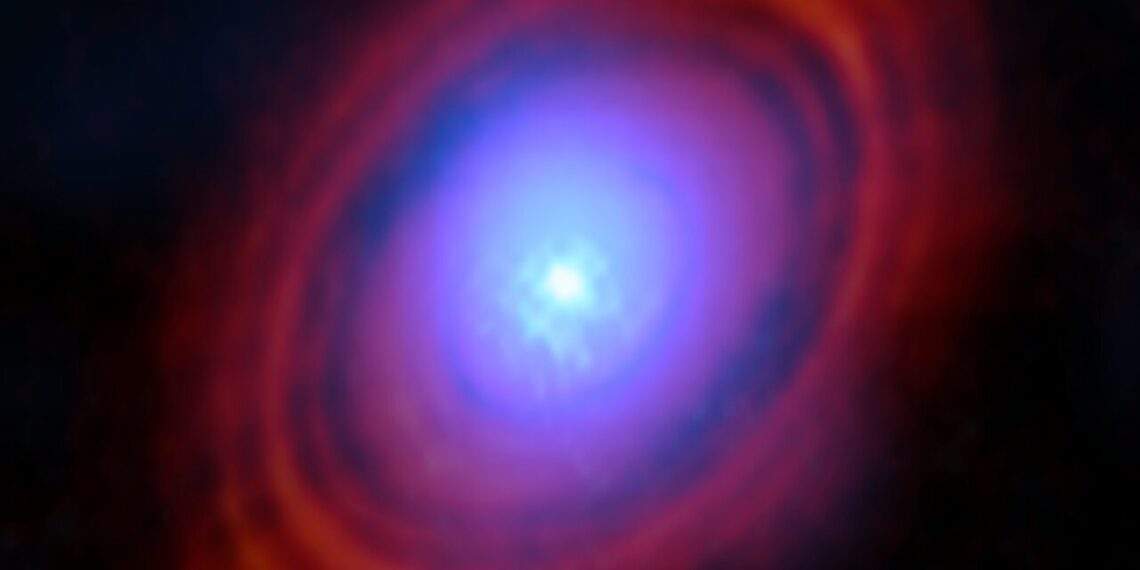 Immagine ottenuta da osservazioni del radiointerferometro ALMA, che mostra il vapore acqueo nei toni del blu all'interno di un disco protoplanetario attorno a una giovane stella. Vicino al centro del disco, l'ambiente è più caldo e il gas più luminoso. Credits: ALMA (ESO/NAOJ/NRAO)/S. Facchini et al.