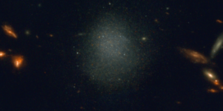 Immagine composita a colori della galassia nana PEARLSDG realizzata con dati JWST NIRCAM. Le singole stelle sono visibili come piccoli punti luminosi nell'immagine. Credits: NASA, ESA, CSA, Jake Summers (ASU), Jordan CJ D'Silva (UWA), Anton M. Koekemoer (STScI), Aaron Robotham (UWA) e Rogier Windhorst (ASU)